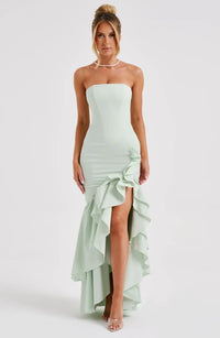 Robe longue sans manches vert menthe, bustier, volants en cascade et fente.