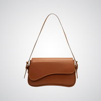 Sac porté épaule en cuir brun caramel, bandoulière, rabat arrondi et fermoir doré.