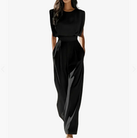 Combinaison ceinturée Ariadna™ noire, col rond, manches courtes, jambe ample