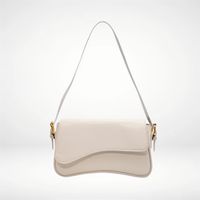 Sac porté épaule en cuir blanc cassé, rabat arrondi, bandoulière à fermoir doré.