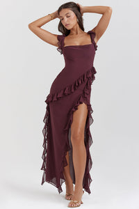 Robe longue bordeaux à bretelles, volants étagés, fente sur la jambe.