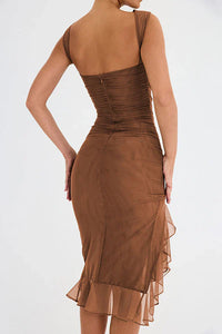 Robe fourreau marron dos nu, sans manches, fronces et volant en tulle