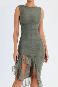 Robe fourreau Lorienne vert, col bateau, sans manches, jupe fendue à volant en tulle