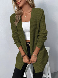 Cardigan vert en maille texturée, col V, poches plaquées, manches longues.