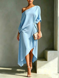 Robe asymétrique bleu clair à une épaule, manches chauve-souris, ourlet volant.