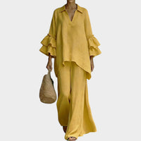 Ensemble chemisier et pantalon jaune, col V, manches volantées aux poignets.