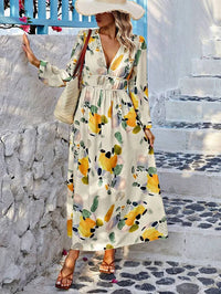Robe longue à encolure en V, imprimé fleurs colorées sur fond clair, taille froncée