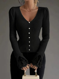 Pull col V texturé noir, fermeture boutonnée, manches longues côtelées et dentelle