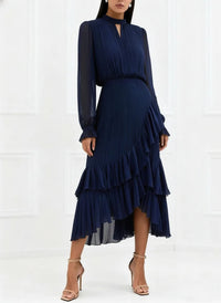 Robe plissée bleu nuit à volants étagés, manches longues, coupe mi-longue