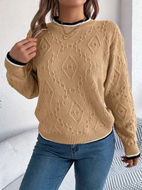 Pull en tricot kaki à motifs texturés, col rond côtelé et bordure rayée blanc/noir