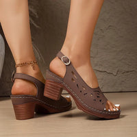 Sandales à talon carré marron, brides ajourées, boucle ovale et talon bloc rainuré