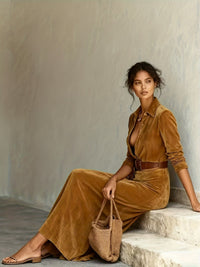 Robe en daim ceinturée beige, manches 3/4, encolure boutonnée et fente.