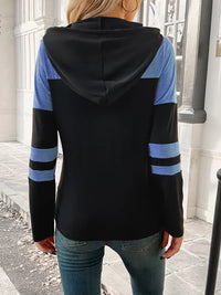 Sweat à capuche colorblock bleu et noir vu de dos, capuche et manches longues