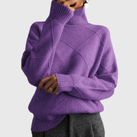 Pull col roulé violet à motif géométrique, manches longues et côtes côtelées.