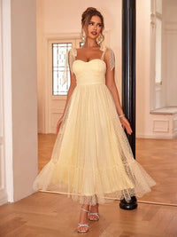 Robe de cérémonie beige clair à manches courtes, jupe en tulle plissé