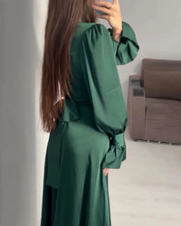Robe longue en satin vert, détail nœud au niveau du buste et manches volantes