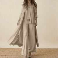 Ensemble trois pièces beige : haut fluide, pantalon droit, longue veste ouverte