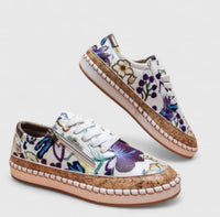Chaussures orthopédiques tige beige à fleurs et lacets blancs, semelle en liège.