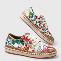 Chaussures orthopédiques blanches à fleurs colorées, lacets blancs, semelle en liège.