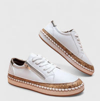 Chaussures orthopédiques blanches à lacets, semelle beige en espadrille, fermeture éclair.