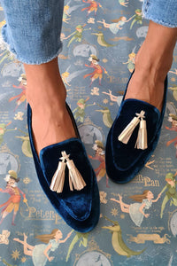 Chaussures rétro à enfiler en velours bleu, bout en amande et franges à glands.