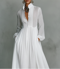 Robe longue blanche en lin, col chemise, patte boutonnée, effet froncé à la taille