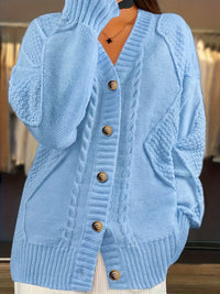 Cardigan torsadé Aline bleu clair, col en V, boutonnage, manches longues.