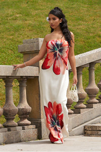 Robe d’été bustier blanche imprimée fleurs rouges, longue, vue de profil, bretelles fines.