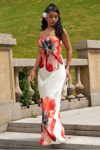 Robe longue bustier blanche à imprimé grandes fleurs rouges, décolleté droit, bretelles fines.