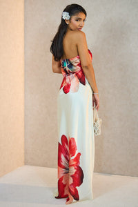 Robe longue bustier blanche à fleurs rouges, dos nu avec bretelles, imprimé en bas de robe.