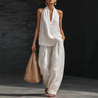 Ensemble en lin blanc texturé : blouse col V et pantalon large à jambe droite.