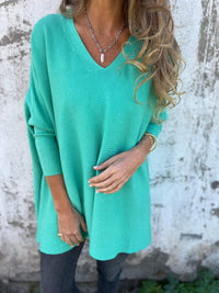Pull léger col rond turquoise, manches trois-quarts, coupe ample en maille douce.