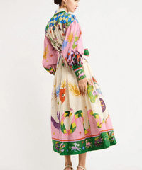 Robe longue imprimée, vue de dos, col montant boutonné et ruban noué à la taille.