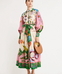Robe longue imprimée multicolore, col boutonné, manches bouffantes, ceinture nouée.