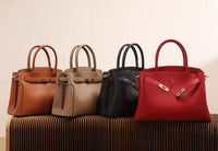Cinq sacs bandoulière en coloris variés, poignées rigides et fermeture rectangulaire