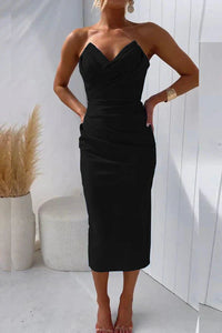 Robe midi noire sans manches, décolleté en V, drapés au buste et coupe crayon