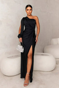 Robe longue de soirée noire à une bretelle asymétrique, drapée, fente