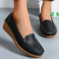 Chaussures orthopédiques à enfiler noir, mocassin en cuir grainé et coutures décoratives