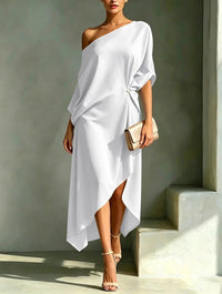 Robe asymétrique blanche à une épaule, manches chauve-souris, ourlet volant.