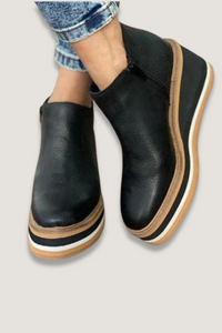 Bottes noires à tige courte, semelle compensée rayée et liseré beige