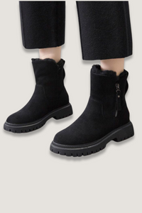 Bottes confortables doublées noires, tige montante et fermeture zippée décorative.