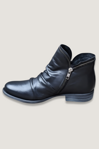 Bottines faciles à enfiler en cuir foncé, fermeture zippée sur le côté