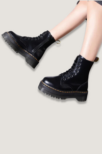 Bottes rangers noires épaisses à lacets, semelle crantée et surpiqûres jaunes