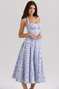 Robe midi blanche à fleurs bleues, bretelles fines, jupe évasée