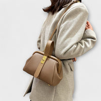 Petit sac rétro Maelis beige, bandoulière réglable, fermeture zippée et rabat.