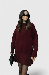 Ensemble pull en maille bordeaux à manches longues et robe courte assortie