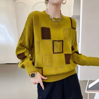 Pull en maille jaune à patchwork carrés ajourés, manches bouffantes, col rond.