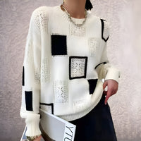 Pull blanc en maille texturée, détails carrés ajourés noir et blanc, col rond.