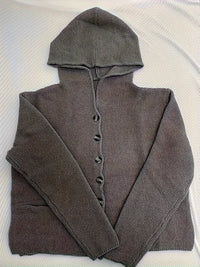 Cardigan à capuche gris foncé avec fermeture boutonnée et poches