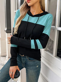 Sweat à capuche colorblock vert turquoise et noir, cordons et poche kangourou, manches